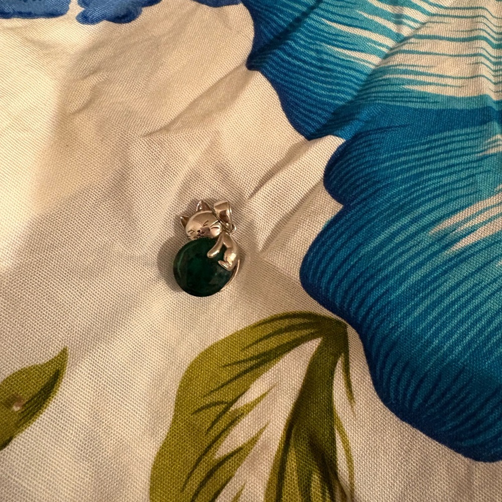 silver cat pendant with large green crystal - Picture 4 of 4